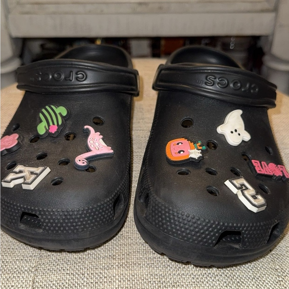 BLACK CROCS W/ CHARMS 🖤